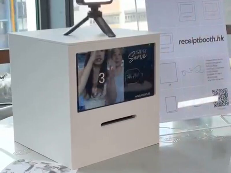 Receipt Booth di atas meja pada satu acara dengan lampu kamera di atasnya